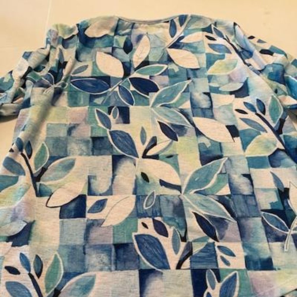 ALFRED DUNNER lightweight Blue & Aqua Blouse angled at bottom size M